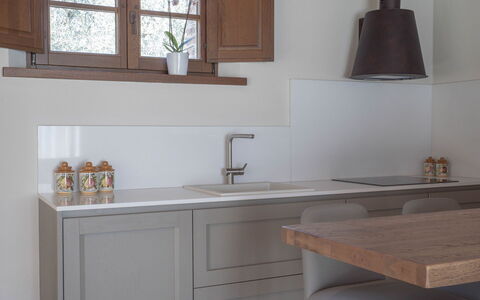 Villa Ripa: Indretning, Træ, Countertop, Køkken, Cabinetry, Gulvbelægning, Møbel, Håndvask, Tap, Etage