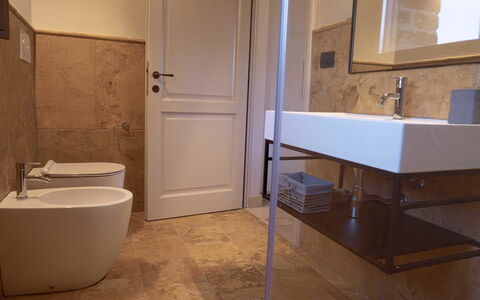 Villa Ripa: Gulvbelægning, Etage, Badeværelse, Væg, Sanitærarmatur, Indretning, Badeværelsesvask, Vvs, Håndvask, Tap
