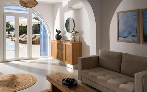 Villa Athella: Møbel, Indretning, Gulvbelægning, Træ, Etage, Bord, Couch, Belysning, Stue, Værelse
