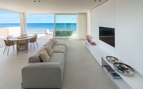 Villa Confini: Etage, Gulvbelægning, Hav, Couch, Stue, Ocean, Kyst, Design, Strand