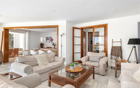 Villa the Cliff: Møbel, Couch, Indretning, Gulvbelægning, Etage, Træ, Loft, Stue, Bord, Værelse
