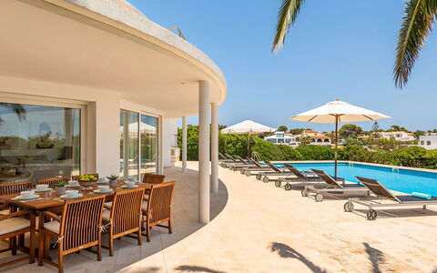 Villa the Cliff: Udvej, Udendørs Møbler, Estate, Altan, Skygge, Eco Hotel, Stol, Svømmepøl, Paraply, Villa