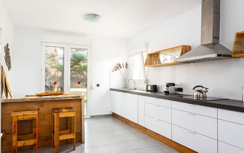 Villa the Cliff: Køkken, Countertop, Køkken Apparat, Cabinetry, Møbel, Gulvbelægning, Indretning, Større Bandage, Træ, Husholdningsapparat