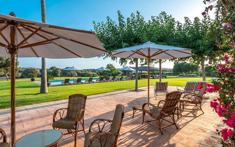 Villa Golf: Blå, Have, Udvej, Skygge, Svømmepøl, Fritid, Paraply, Lawn, Landscaping, Parkere