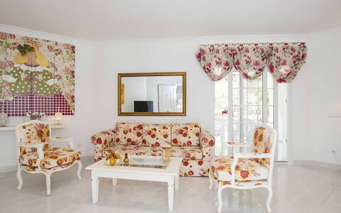 Villa Mosaic: Møbel, Indretning, Couch, Gulvbelægning, Etage, Stue, Textile, Bord, Værelse, Belysning