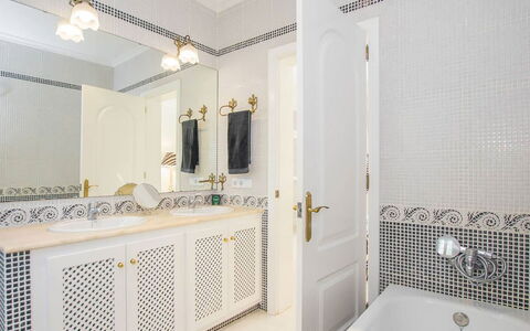 Villa Mosaic: Indretning, Sanitærarmatur, Gulvbelægning, Etage, Badeværelsesskab, Tap, Vvs, Badeværelse, Belysning, Flise
