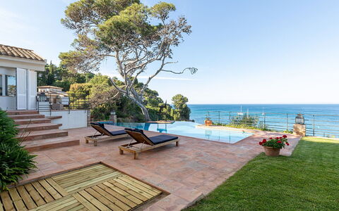 Villa Bellalta: Blå, Vand, Svømmepøl, Hav, Kyst, Udvej, Coastal Og Oceaniske Landskabsformer, Ocean, Eco Hotel, Fritid