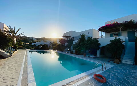 Mykonos Pool House 2: Svømmepøl, Udvej, Udendørs Møbler, Fritid, Eco Hotel, Liggestol, Paraply, Ferieby, Ferie, Hotel