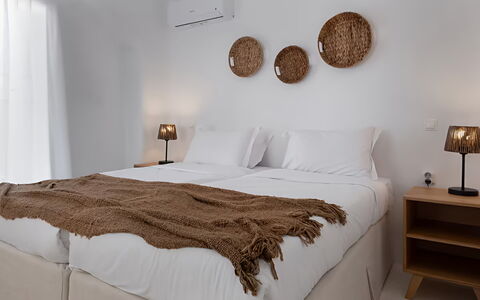 Mykonos Pool House 2: Møbel, Seng, Soveværelse, Sengetøj, Indretning, Sengetøj, Træ, Sengetøj, Værelse, Throw Pillow