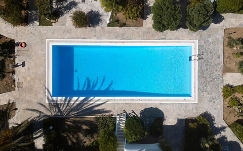 Mykonos Pool House 3: Svømmepøl, Blå, Vand, Udvej, Kompositmateriale, Fritid, Skygge, Eco Hotel, Udendørs Møbler, Water Feature