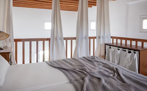 Mykonos Pool House 3: Møbel, Indretning, Træ, Etage, Gulvbelægning, Seng, Soveværelse, Textile, Værelse, Loft