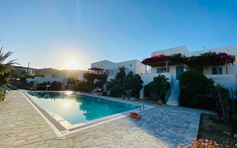 Mykonos Pool House 3: Svømmepøl, Udvej, Eco Hotel, Udendørs Møbler, Fritid, Blomsterkrukke, Ferieby, Liggestol, Hacienda, Landscaping