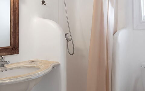 Mykonos Pool House 3: Badeværelse, Sanitærarmatur, Væg, Hvid, Indretning, Badekar, Vvs, Værelse, Etage, Tap