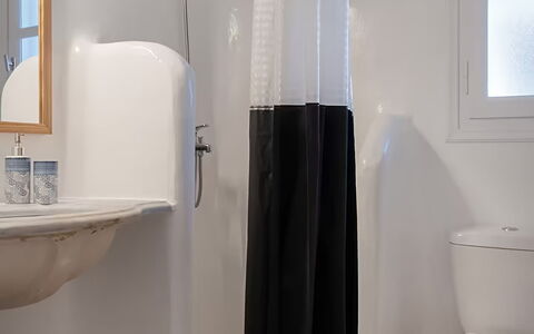 Mykonos Pool House 5: Hvid, Badeforhæng, Textile, Badeværelse, Indretning, Gardin, Sanitærarmatur, Toilet, Badekar