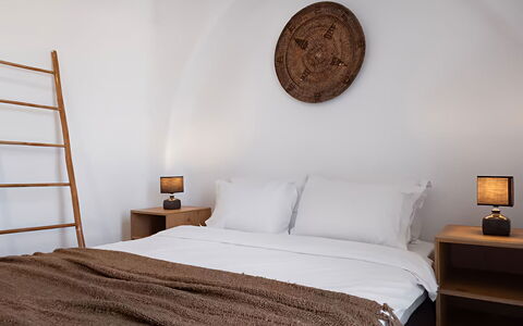 Mykonos Pool House 5: Møbel, Soveværelse, Træ, Seng, Sengetøj, Sengetøj, Indretning, Etage, Sengetøj, Belysning