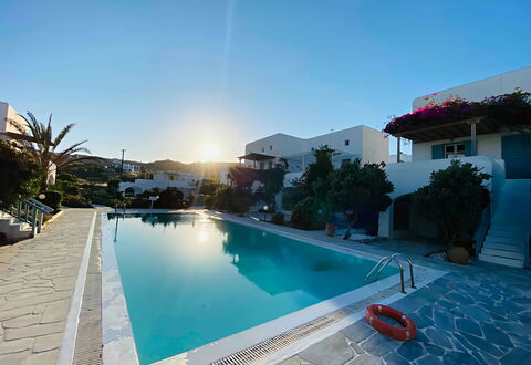 Mykonos Pool House 5: Svømmepøl, Udvej, Udendørs Møbler, Eco Hotel, Fritid, Liggestol, Paraply, Ferieby, Hotel, Ferie