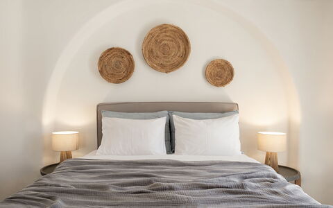 Mykonos Pool House 7: Soveværelse, Sengetøj, Møbel, Sengetøj, Belysning, Sengetøj, Seng, Pude, Throw Pillow, Bed Frame