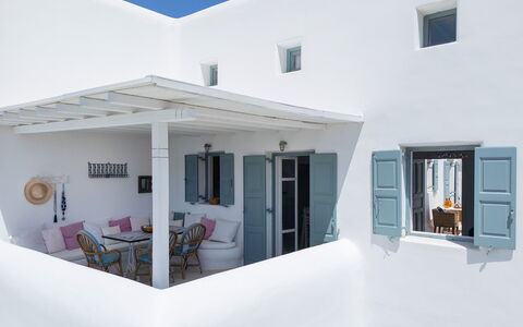 Mykonos Pool House 7: Hjem, Stol, Udendørs Møbler, Skygge, Design, Altan, Køkken & Spisebord, Udendørs Bord, Dagslys, Stueplante