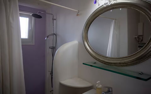 Mykonos Pool House 8: Spejl, Indretning, Sanitærarmatur, Belysning, Værelse, Vvs, Glas, Håndvask, Badeværelse, Lysarmatur