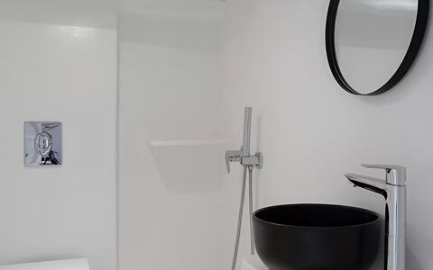 Mykonos Pool House 9: Badeværelse, Sanitærarmatur, Indretning, Gulvbelægning, Toilet, Håndvask, Etage, Tap, Vvs, Badeværelsesvask