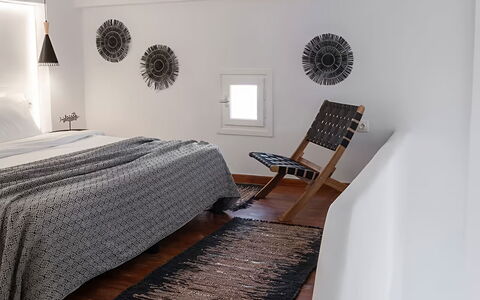 Mykonos Pool House 9: Indretning, Soveværelse, Møbel, Træ, Gulvbelægning, Etage, Loft, Seng, Sengetøj, Sengetøj