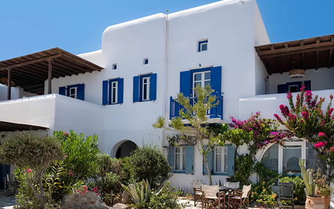 Mykonos Pool House 9: Hjem, Estate, Udvej, Skygge, Stol, Eco Hotel, Altan, Landscaping, Blomsterkrukke, Villa