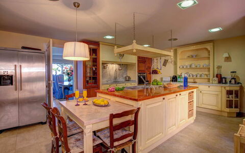 Villa Kate: Møbel, Køkken, Indretning, Countertop, Cabinetry, Gulvbelægning, Træ, Lysarmatur, Loft, Etage