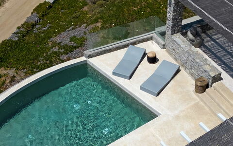 Villa Cornelia 1: Svømmepøl, Kompositmateriale, Udendørs Møbler, Beton, Naturmateriale, Flise, Sanitærarmatur, Liggestol, Water Feature, Udvej