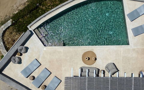 Villa Cornelia 1: Svømmepøl, Kompositmateriale, Beton, Udendørs Møbler, Skygge, Liggestol, Water Feature, Flise