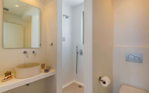 Villa Cornelia 2: Badeværelse, Sanitærarmatur, Indretning, Væg, Badeværelsesvask, Gulvbelægning, Etage, Håndvask, Spejl, Tap