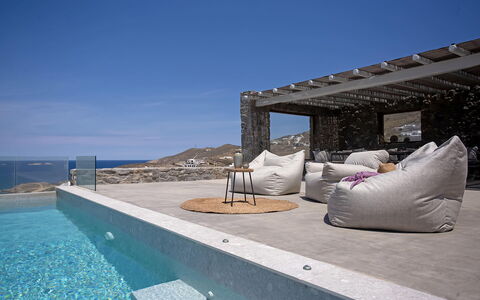 Villa Cornelia 2: Svømmepøl, Udendørs Møbler, Kompositmateriale, Udvej, Fritid, Skygge, Villa, Liggestol, Hotel