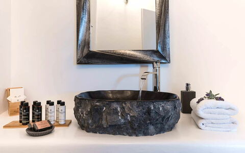 Villa Sean: Tap, Naturmateriale, Sanitærarmatur, Spejl, Håndvask, Badeværelse, Vvs, Still Life Photography, Badeværelsesvask