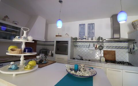 Villa Patrizia Otranto: Deluxe Countryside Retreat: Indretning, Møbel, Køkken, Gulvbelægning, Countertop, Loft, Belysning, Værelse, Køkken Apparat, Bord