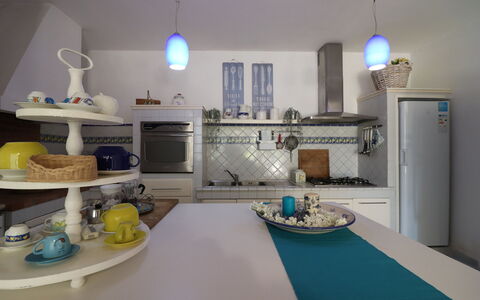 Villa Patrizia Otranto: Deluxe Countryside Retreat: Møbel, Indretning, Køkken, Belysning, Gulvbelægning, Bord, Værelse, Countertop, Stol, Loft