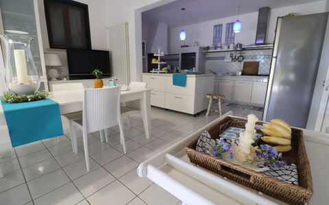 Villa Patrizia Otranto: Deluxe Countryside Retreat: Møbel, Indretning, Gulvbelægning, Etage, Stol, Køkken, Bord, Countertop, Værelse, Belysning