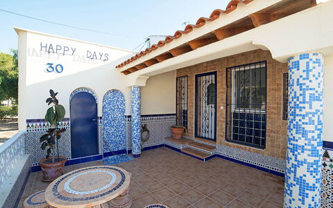 Happy Day: Ejendom, Himmel, Blå, Azure, Arkitektur, Indretning, Hus, Skygge, Etage, Gulvbelægning