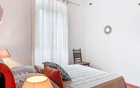 Casa Lucia: Seng, Møbel, Indretning, Soveværelse, Væg, Sengetøj, Sengetøj, Etage, Gulvbelægning, Træ