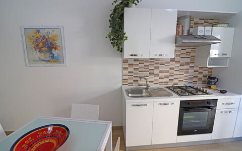 Luisa: Køkken Apparat, Køkken, Større Bandage, Møbel, Træ, Indretning, Gulvbelægning, Countertop, Cabinetry, Komfur