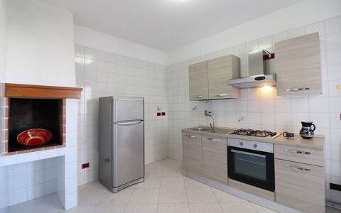 Ludovica: Gulvbelægning, Køkken, Indretning, Større Bandage, Træ, Etage, Køkken Apparat, Cabinetry, Countertop, Værelse