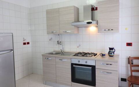 Ludovica: Køkken, Køkken Apparat, Større Bandage, Countertop, Komfur, Gulvbelægning, Træ, Køkkenvask, Komfur, Cabinetry