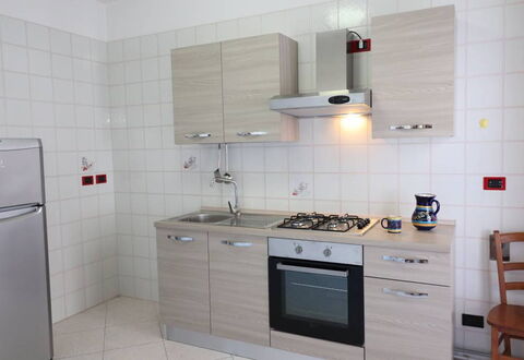 Ludovica: Køkken, Køkken Apparat, Større Bandage, Countertop, Komfur, Gulvbelægning, Træ, Køkkenvask, Komfur, Cabinetry