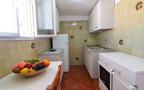 Isabel: Køkken, Køkken Apparat, Countertop, Større Bandage, Gulvbelægning, Træ, Etage, Cabinetry, Køkkenvask, Indretning