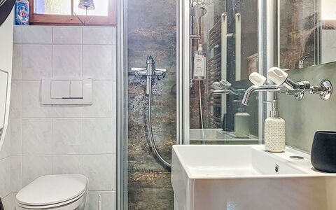 Bon-Accueil: Badeværelse, Sanitærarmatur, Indretning, Gulvbelægning, Toilet, Etage, Håndvask, Tap, Toiletbræt, Badeværelsesvask