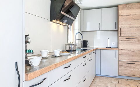 Bon-Accueil: Countertop, Cabinetry, Køkken, Køkken Apparat, Gulvbelægning, Møbel, Træ, Indretning, Skuffe, Køkkenvask