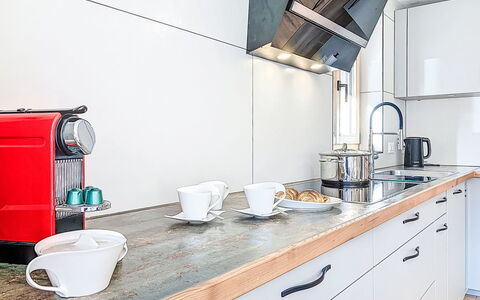 Bon-Accueil: Køkken, Køkken Apparat, Countertop, Husholdningsapparat, Gulvbelægning, Indretning, Cabinetry, Større Bandage, Møbel, Sanitærarmatur