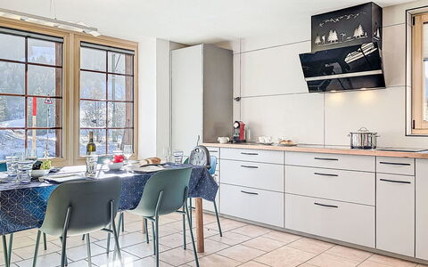 Bon-Accueil: Møbel, Gulvbelægning, Indretning, Køkken, Etage, Countertop, Køkken Apparat, Træ, Cabinetry, Stol