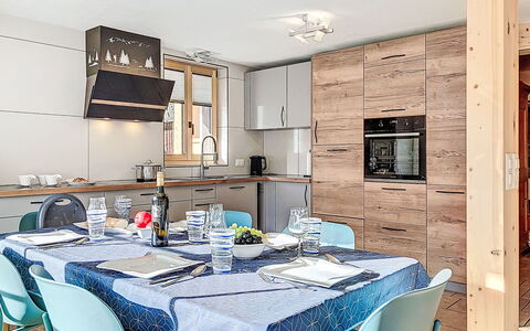 Bon-Accueil: Møbel, Køkken, Indretning, Gulvbelægning, Countertop, Køkken Apparat, Stol, Træ, Loft, Cabinetry