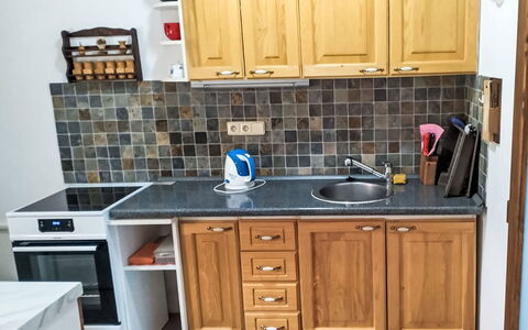 U Kohouta: Køkken, Countertop, Cabinetry, Gulvbelægning, Køkken Apparat, Træ, Større Bandage, Møbel, Skab, Etage