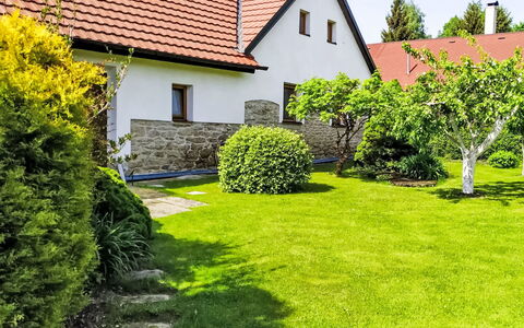 U Kohouta: Busk, Have, Lawn, Hjem, Sommerhus, Bunddække, Gård, Landscaping, Backyard, Stuehus
