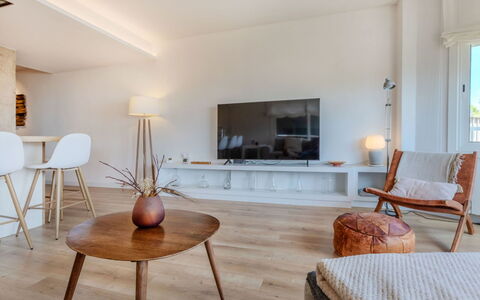 Seahome: Møbel, Indretning, Gulvbelægning, Træ, Etage, Trægulve, Loft, Bord, Stue, Hjem